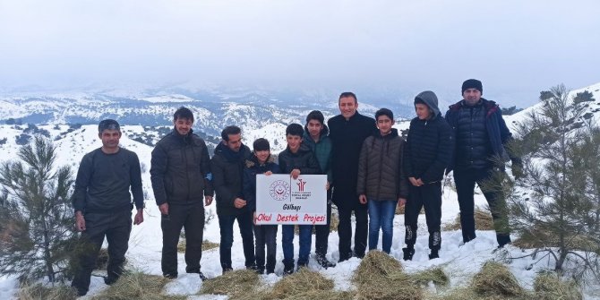 Öğrenciler yaban hayvanları için yem bıraktı