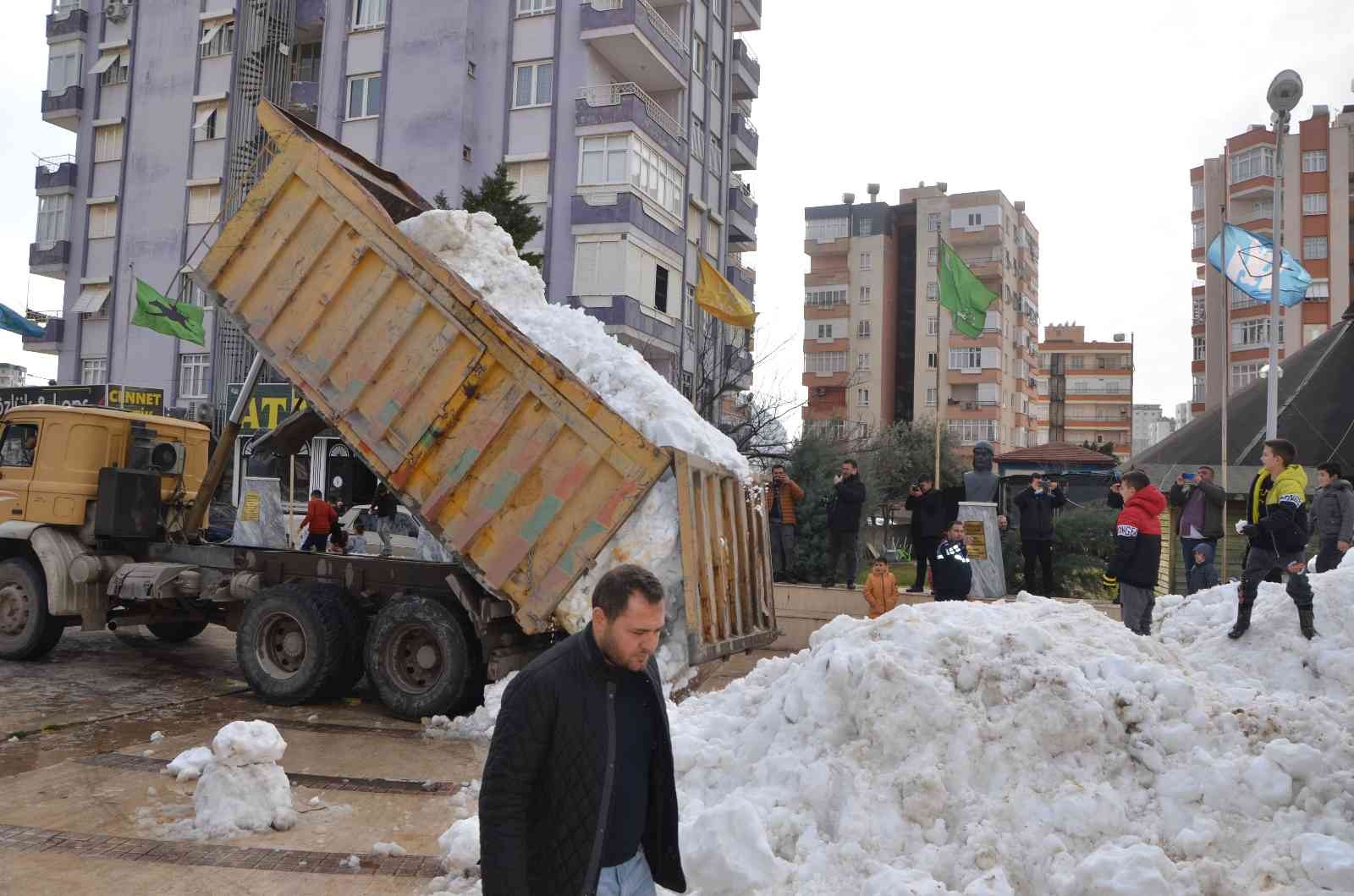 Çocuklar için kamyon kamyon kar taşındı