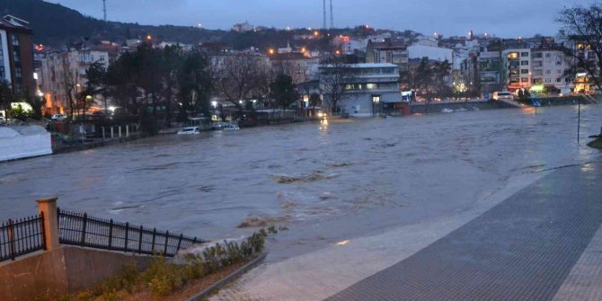 Çanakkale’de çay taştı araçlar sular altında kaldı