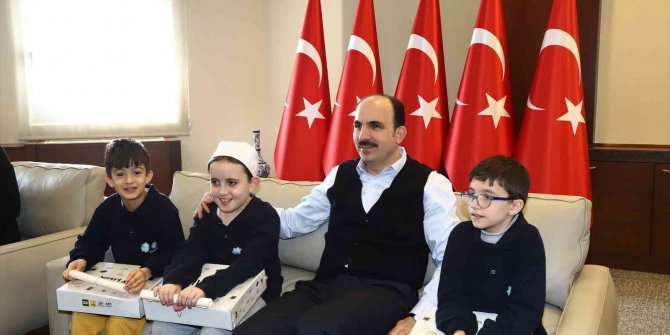 Başkan Altay Konyalı çocukları şivlilik hediyeleriyle sevindiriyor