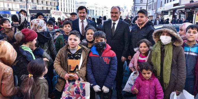 Konya Valisi Özkan çocuklara şivlilik dağıttı