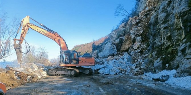 Zonguldak-İstanbul kara yolunda heyelan ulaşımı aksatıyor