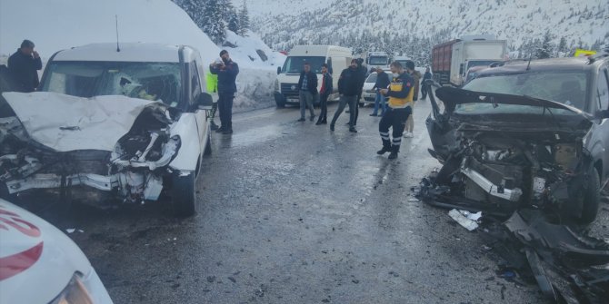 Konya'da trafik kazasında 4 kişi yaralandı