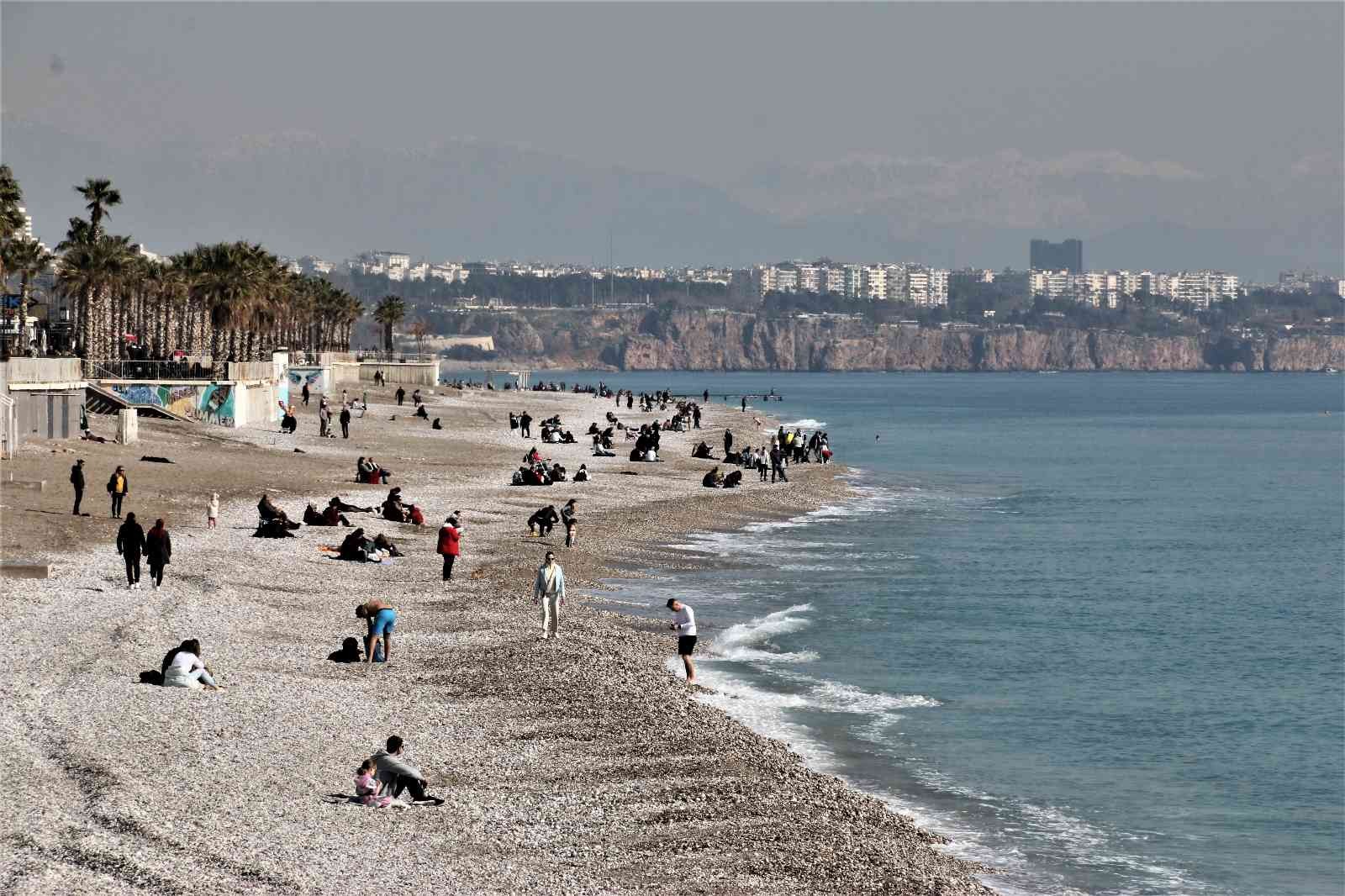 Yurt genelinde soğuk hava etkili olurken, Antalya’da deniz keyfi