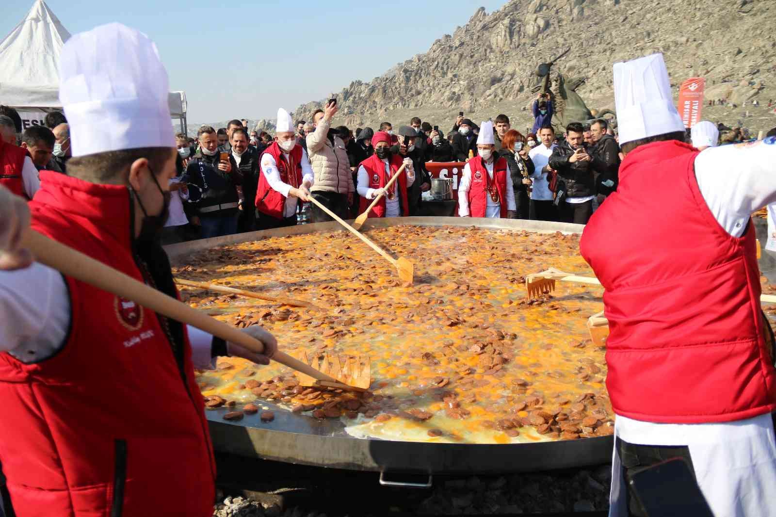 Dövme Sucuk Festivali’nde dünyanın en büyük sucuklu yumurtası