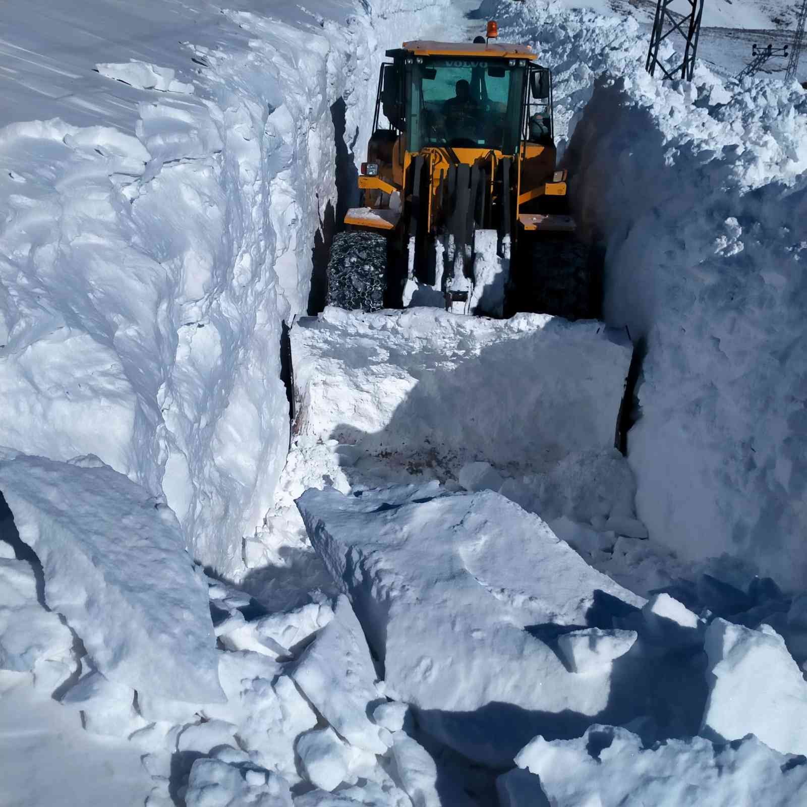 6 metrelik kar tünellerinde zorlu çalışma