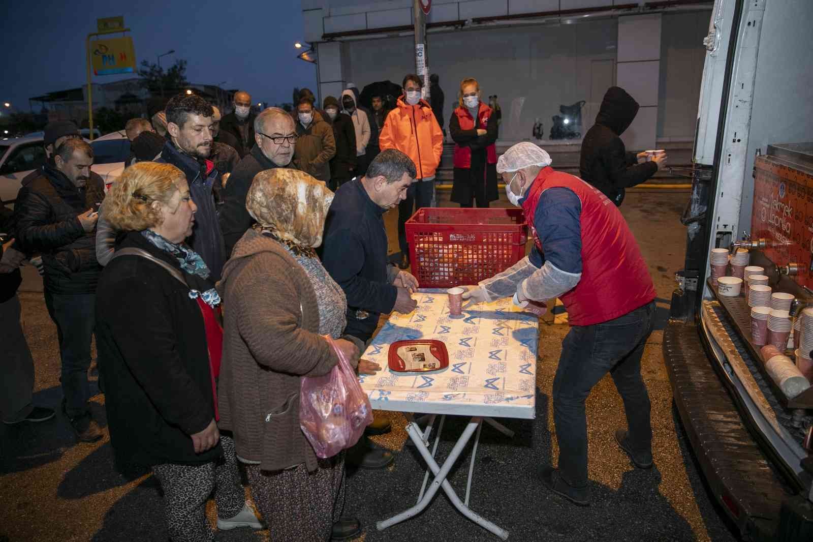 Gezici araçlarla dağıtılan çorba, vatandaşın içini ısıtıyor