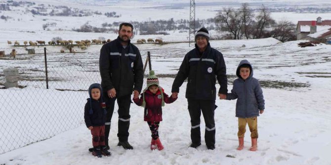 Karlı yolları aşıp besicilere ulaşıyorlar