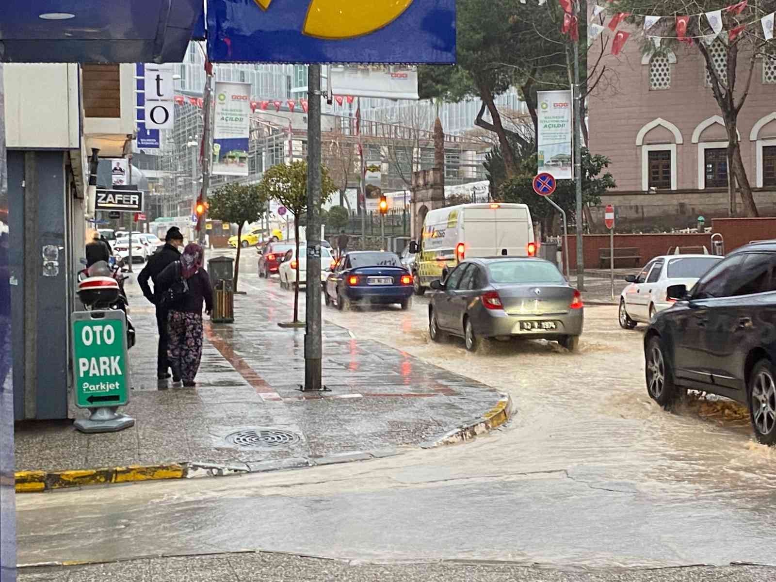 Balıkesir’de sağanak yağış hayatı zorladı