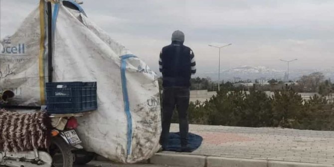 Kağıt toplayan adam montunun üzerinde namaz kıldı