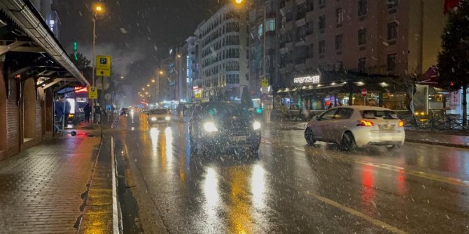 Eskişehir’de beklenen kar yağışı başladı