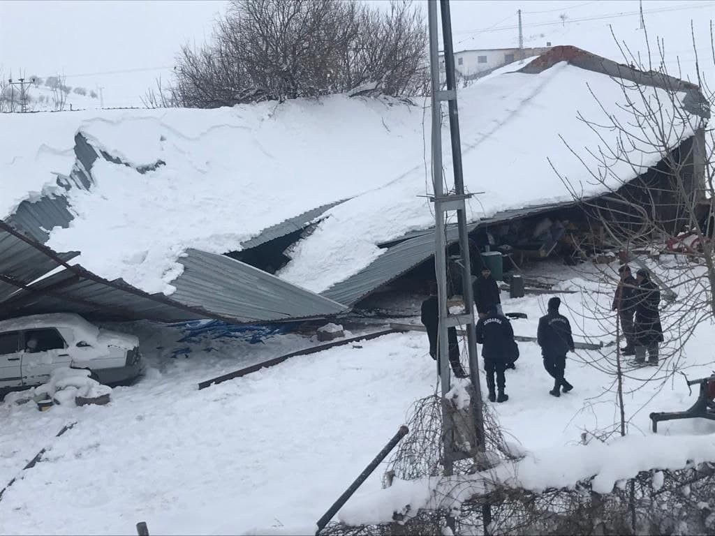 Yoğun kar yağışında mandıranın çatısı çöktü