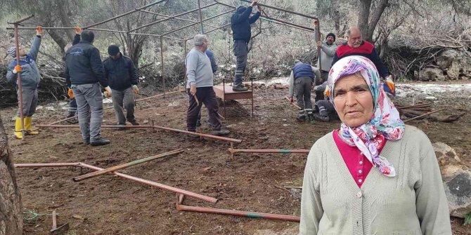 Ağılı çöken vatandaşa belediyeden çadır desteği