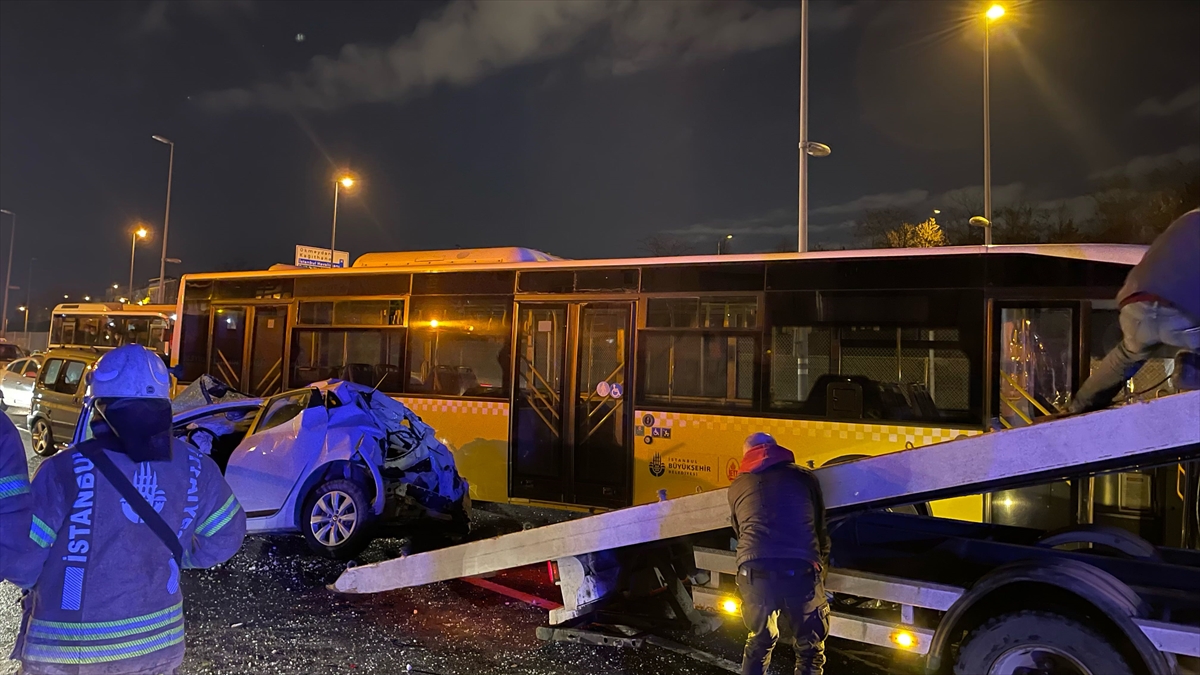 İstanbul'da zincirleme trafik kazasında 2 kişi yaralandı