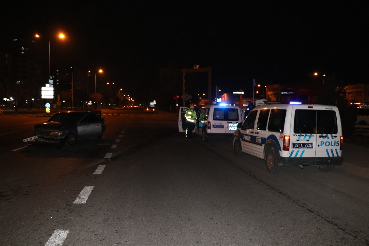Kayseri'de zincirleme trafik kazasında 4 araç çarpıştı