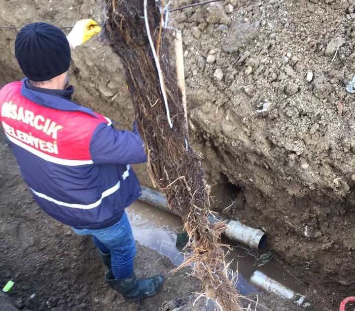 Hisarcık’ta su borusunun içinden çıkarılan 5 metre ağaç kökü şaşırttı