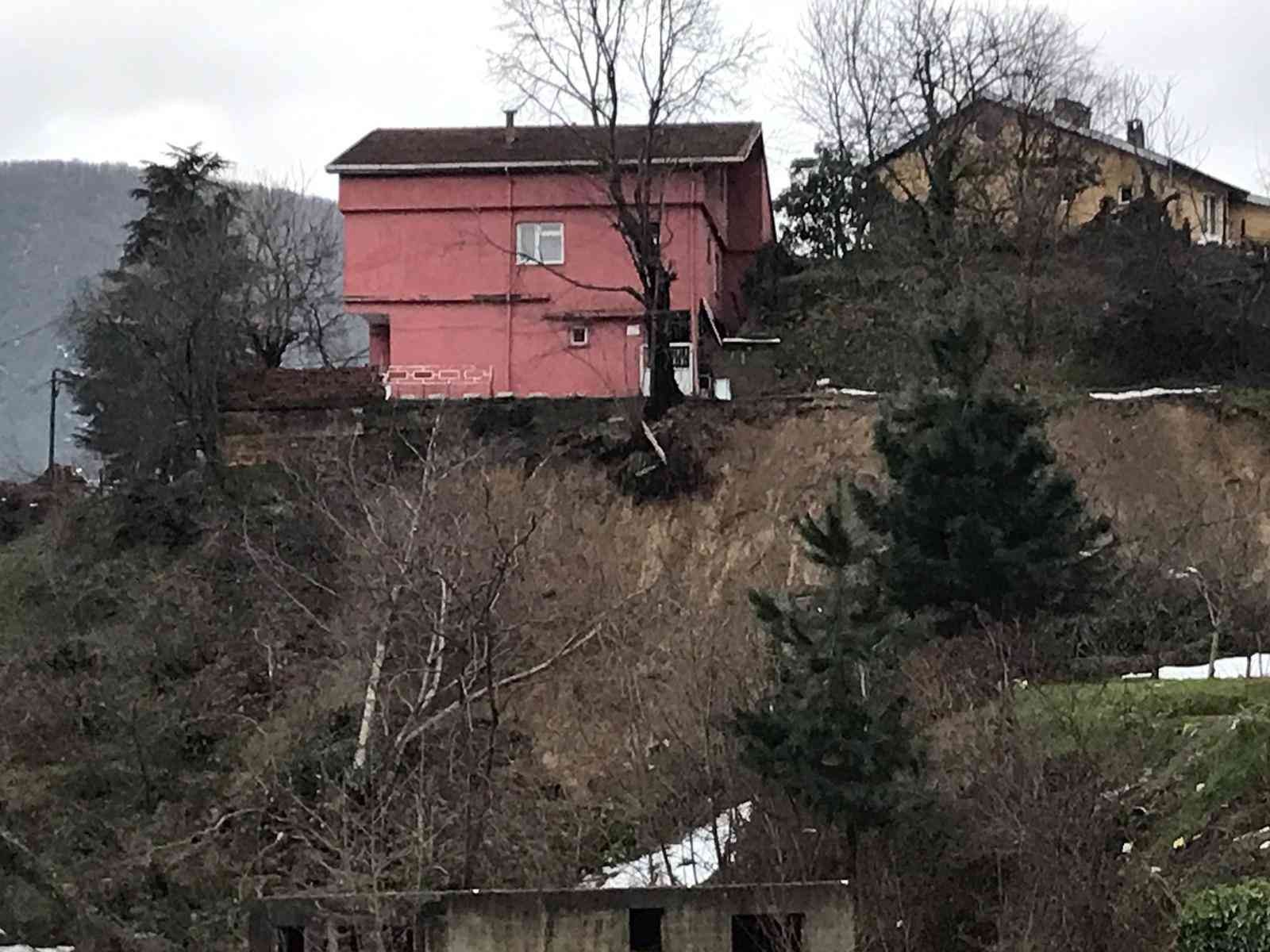 İki katlı evin bahçesinde heyelan meydana geldi