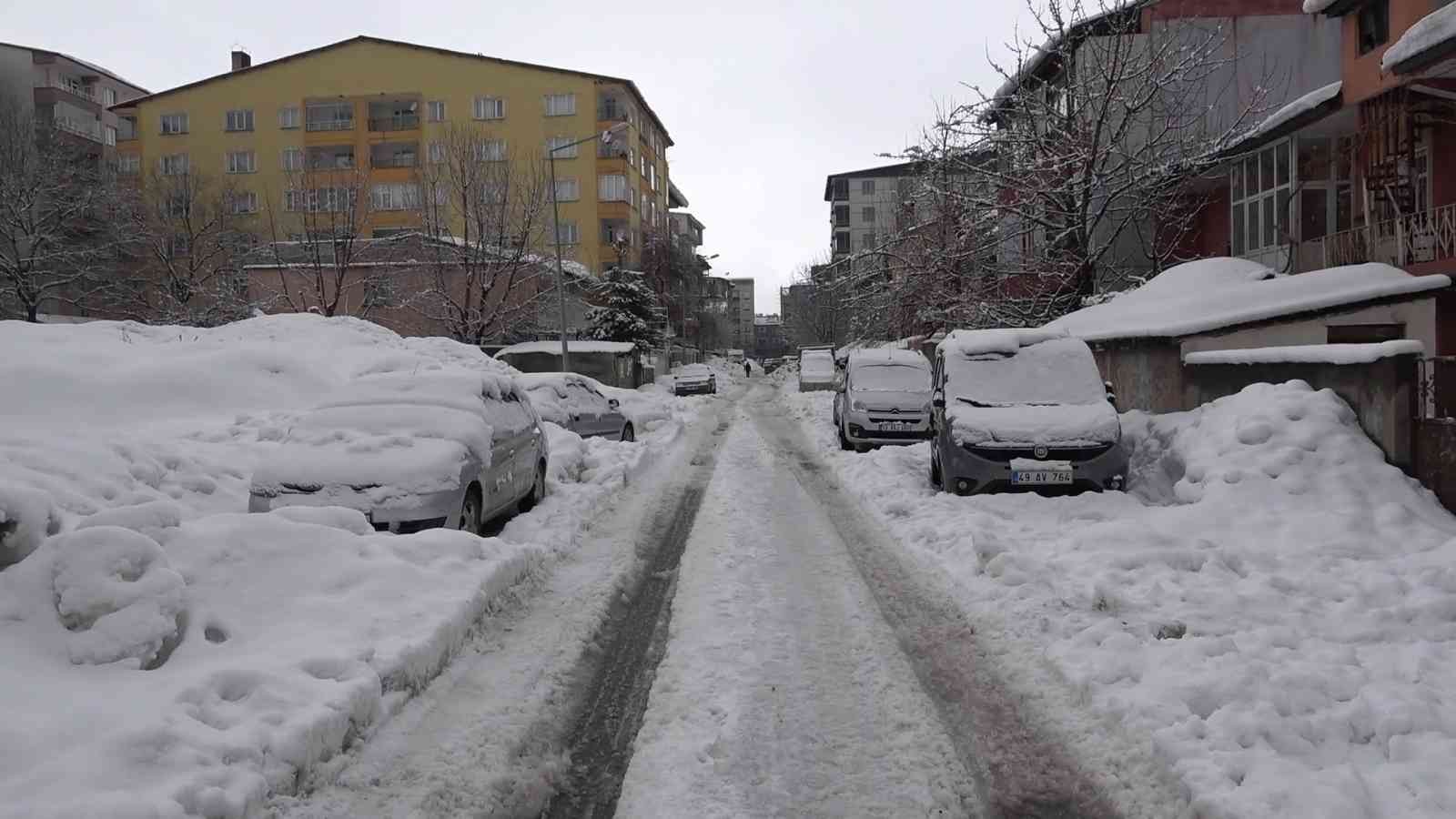 Tatvan’da araçlar kara gömüldü