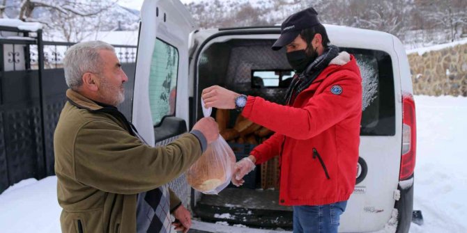 Her gün 120 kilometre kat edip 8 köye ekmek dağıtıyor