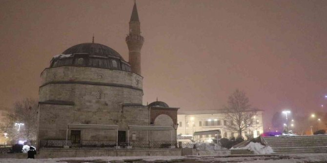 Tarihi kent meydanı çöken sisle açık hava müzesine dönüştü