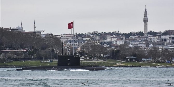 Un sous-marin russe traverse le détroit du Bosphore turc