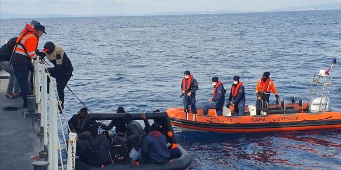Obalna straža Turkiye u Egejskom moru spasila 52 migranata