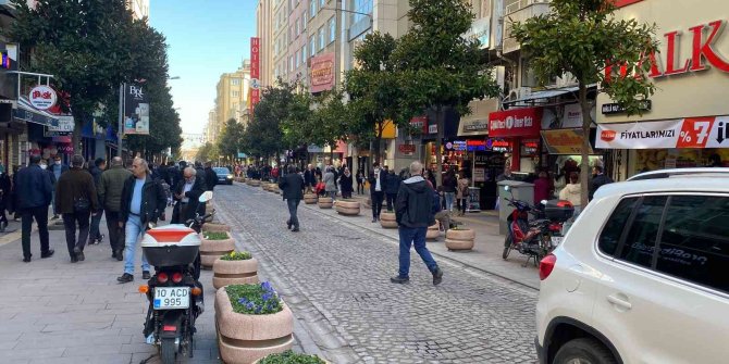 Şehrin simgesi Milli Kuvvetler caddesi güneşli havada doldu taştı