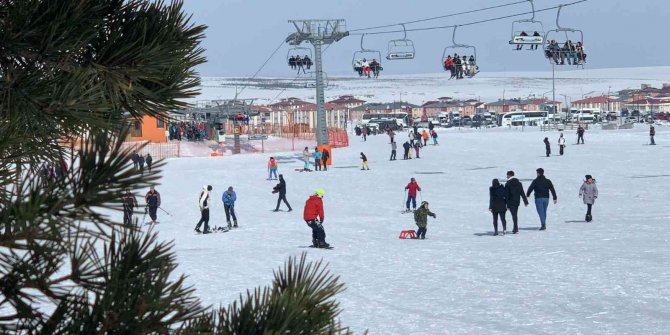 Sarıkamış Kayak Merkezi doldu taştı