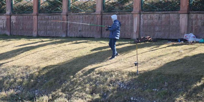 Güneşli havayı gören oltasını çıkardı