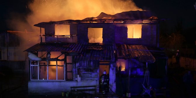 Türk Kızılaydan Düzce'de evi yanan aileye yardım