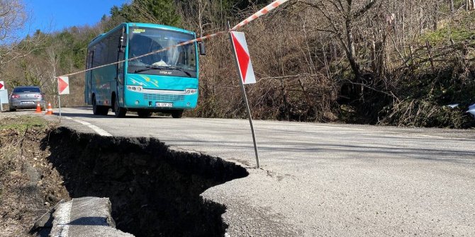 Bartın’da yağmur sonrası yollarda heyelanlar meydana geldi