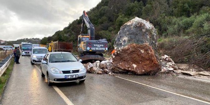 Antalya-Kaş kara yolu tek şeride düştü