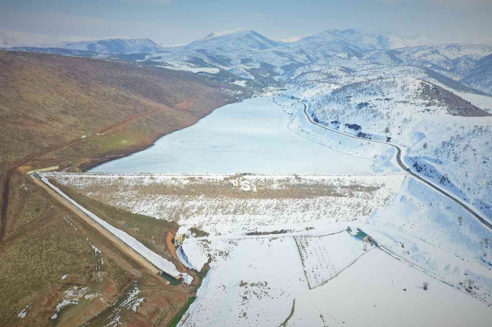 Buz tutan gölet, dron ile görüntülendi