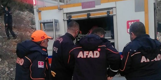 Kayalıklarla mahsur kalan genç için filim gibi operasyon