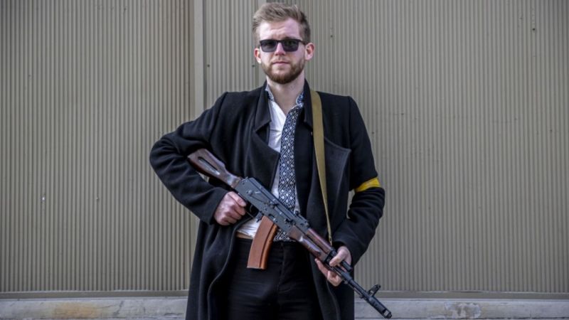 Ukrayna'nın en genç milletvekili Kiev'i savunmak için silahlandı
