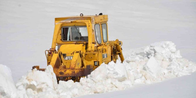 Şırnak’ta 2 bin 650 rakımlı yaylada kar kalınlığı 5 metreyi buldu, ekipler 15 günde bir yolu açıyor