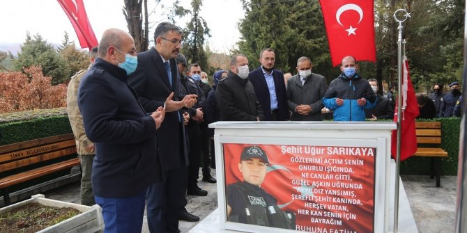 Simavlı şehidin kabrini ziyaret eden vali, şehidin İzmir’deki ailesini de görüntülü aradı