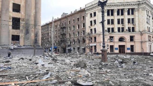 Rus güçler Harkiv valilik binasını füzeyle vurdu