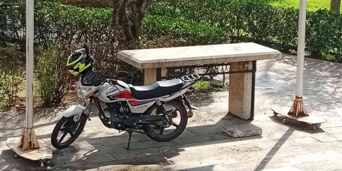 Hırsızlardan bıkan şahıs, motosikletini musalla taşına park etti