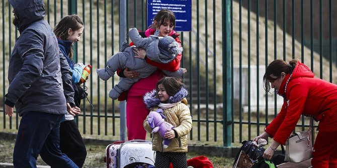874 bin mülteci Ukrayna'dan komşu ülkelere geçti