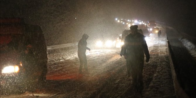 Denizli-Antalya kara yolu kar yağışı nedeniyle tek yönlü ulaşıma kapandı