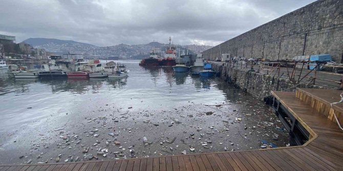 Plastik atıklar denizin üzerini kapladı