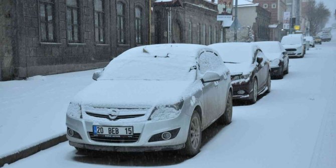 Kars’ta kar yağışı etkili oluyor