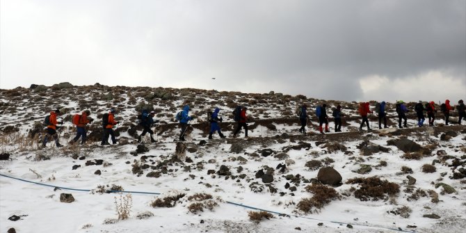 Kar ve tipiye yakalanan dağcılar zirve yapamadan döndü