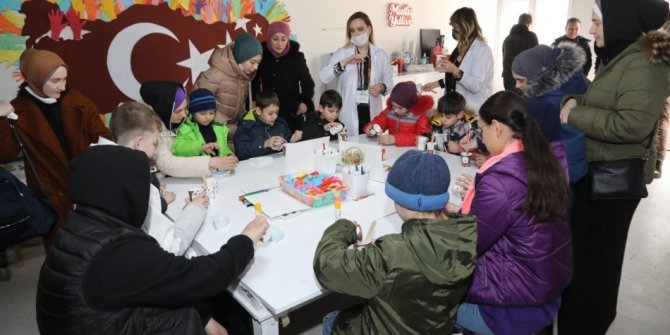 Savaşın göçe zorladığı çocuklar hayallerini resme döktü