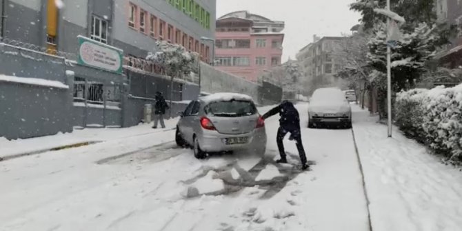 Kaygan zeminde araçlar kaydı, sürücüler zor anlar yaşadı