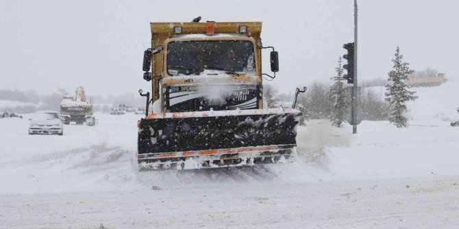 Kayseri’de 60 mahalle yoluna kar engeli