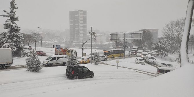 Toplu taşıma araçları ve otomobiller karlı yollarda kaldı