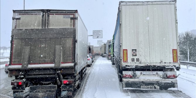 İstanbul'da gün boyu süren kar yağışı ulaşımı aksattı