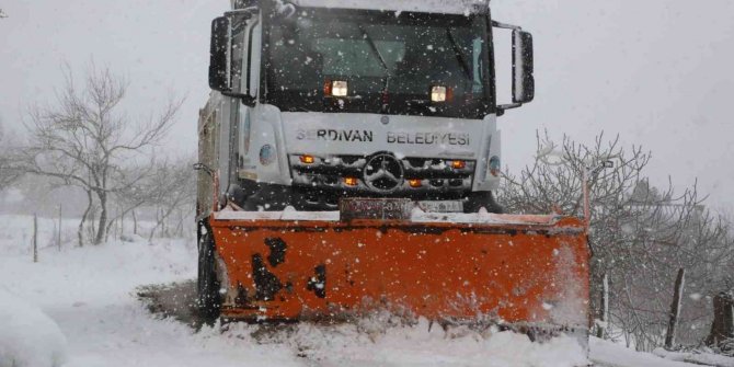 Serdivan’da ekipler kar mesaisinde